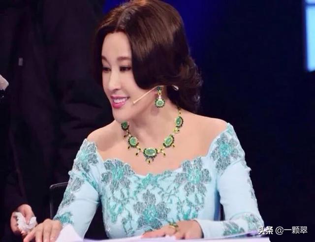 翡翠果冻底是哪个级别,刘晓庆的翡翠到底是什么档次，大家知道么？