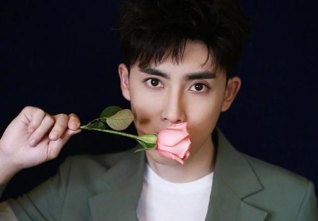 张睿悼念琼瑶丈夫:如何看待演员张睿发纪念琼瑶丈夫微博被质疑？