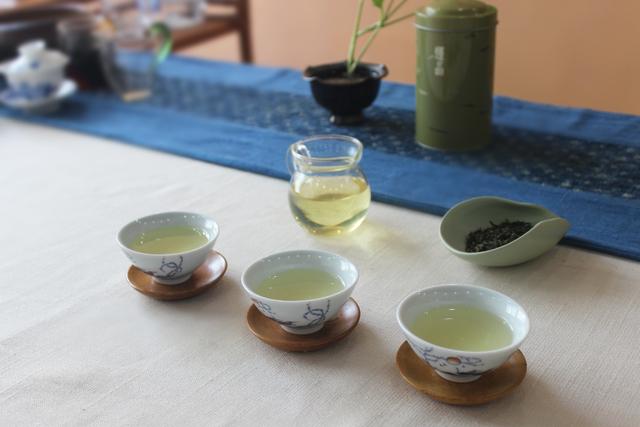 绿茶加蜂蜜对身体有啥好处，夏天喝绿茶，里面加冰糖，对身体好吗