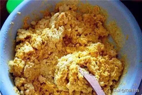 我手秃鹫的活饵:秋季野河钓鱼，用蚯蚓效果好,还是用饵料效果好？