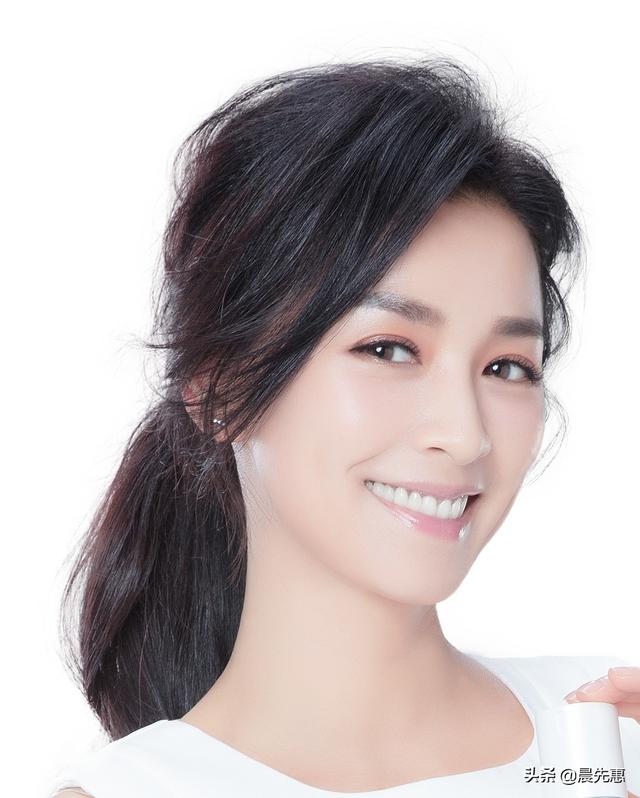 张庭老公:50岁的张庭人美钱多，还是一名学霸，成功的来源是什么