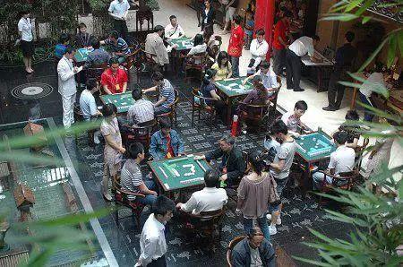 成都市的麻将馆里面天天打麻将的人他们的经济来源靠什么