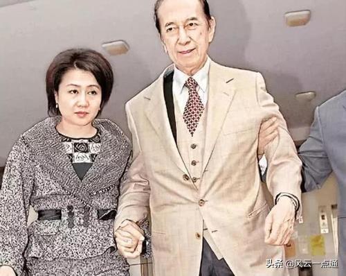 何超英年轻时候的图片:特朗普年轻时候是个什么样子的人？