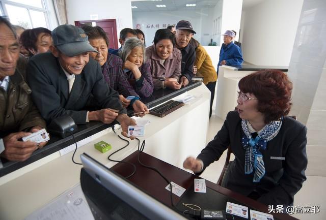 退休职工社保卡突然不打钱了怎么回事?