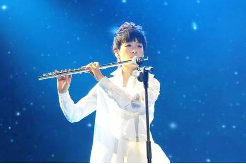 李宇春超女:曾经最受争议的超女李宇春曾轶可两人现状有何差异？