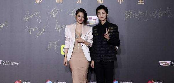 柳岩摔倒:哪些活动演出中，明星不慎摔倒，让你感到心疼？