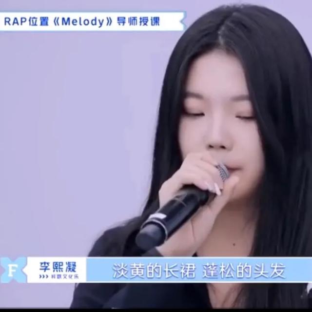 淡黄色长裙:请问“淡黄的长裙子，蓬松的头发”是个什么梗