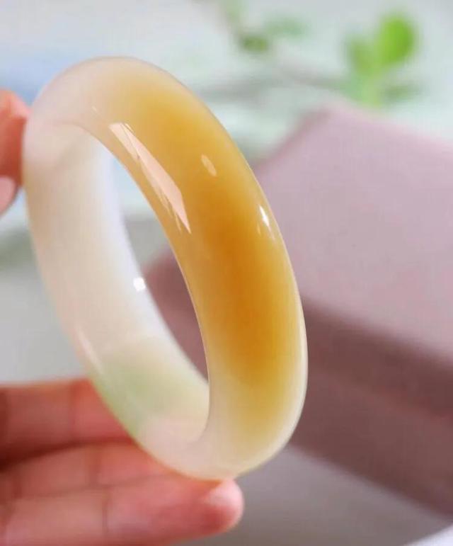 玉镯大小合适还是稍大一点好,手镯贴手好还是大一点好？