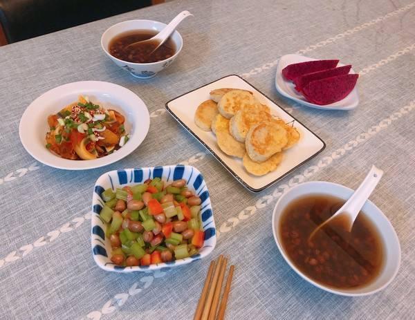 遛狗作文:各位大神，你们明天早晨起床第一件事是什么？