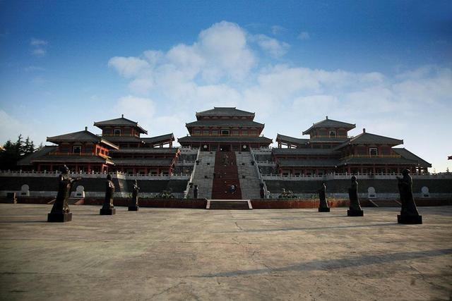 西距咸阳城区15公里(既当初秦都咸阳城的北部阶地上)