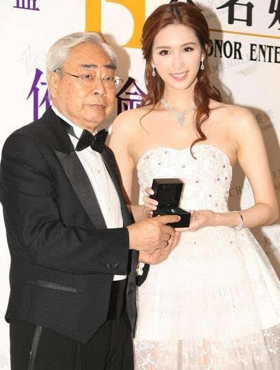 杨振宁夫妇:翁帆与杨振宁婚后，捐赠给清华近200万美元，对此大家怎么看？