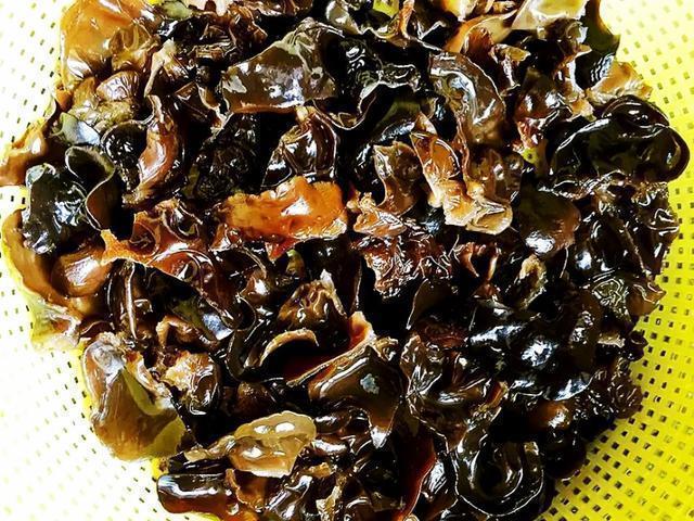 家常凉拌木耳的做法,凉拌木耳怎样做？放什么料？