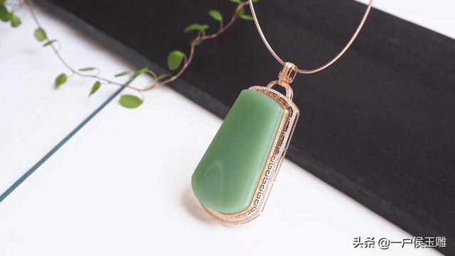 女人和田玉戴什么图案好,30岁的女人戴什么颜色的玉手镯好看？