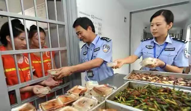 监狱和看守所哪个生活更好些,哪个更难熬？