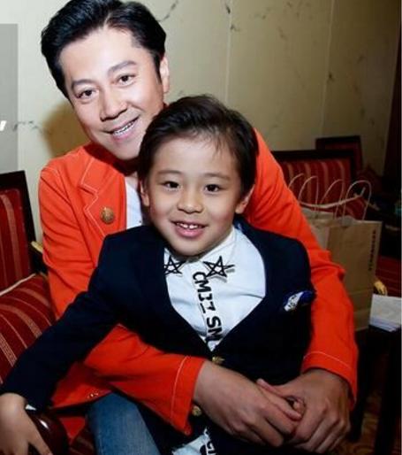 秦娟比蔡国庆小多少 妻子秦娟本人照片