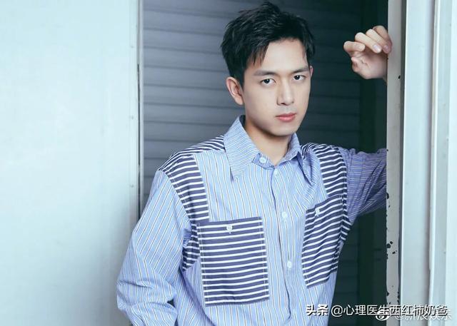 张天爱喊话跟拍者:网友爆料演员李现大骂跟拍媒体你们有病，他人设会崩么？