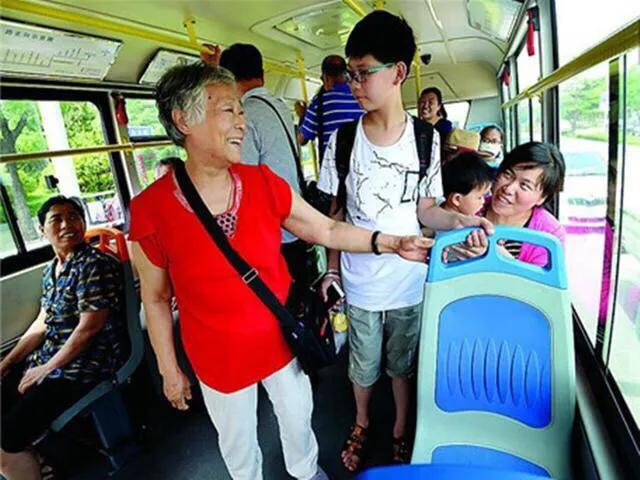 头条问答 - 在公交车上给老人让座,老人连谢谢都不说,认为你是应该的