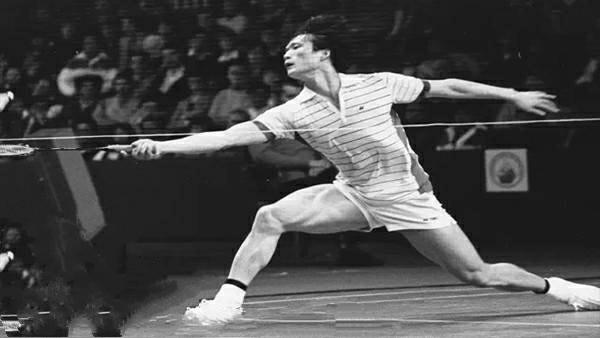 1984年汤杯作为中国队第一单打,栾劲在决赛中再胜林水镜,但韩健负于