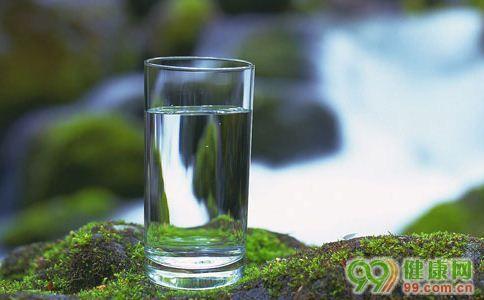 早上第一杯水真那么讲究吗，喝水的学问有多少有哪些误区