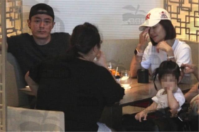 林心如结婚:林心如霍建华牵手散步，婚姻稳定，夫妻怎样做才能像他们一样？