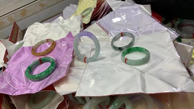 翡翠手镯怎么鉴定真假,祖传的翡翠手镯辨认真假？