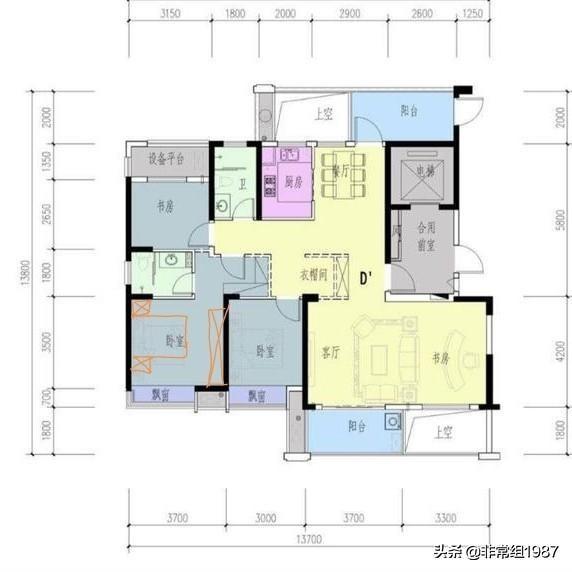 主卧室比较小，又想放1.8米的床，衣柜做哪里合适？