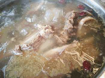 牛骨汤怎么做汤才浓，牛骨汤怎么熬才会出味呢哪个部位最有牛味