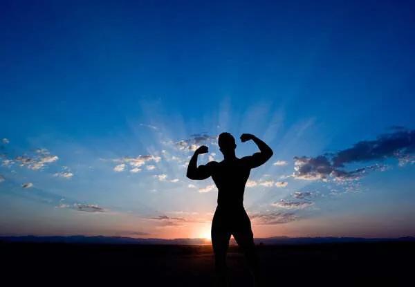 是什么让一个男孩子变成了坚强的男人呢?-百科网