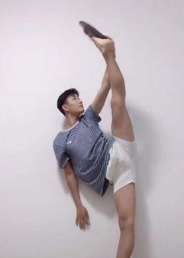 一字马女生:男人练习瑜伽该从哪里练起“一字马”男人可以练习吗