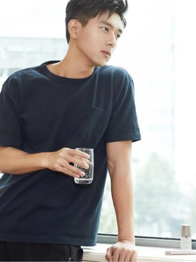亲爱的热爱的原著:大家觉得《亲爱的，热爱的》电视剧里，李现演的尬不尬？