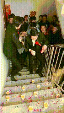 爆笑的动态GIF图片:熊孩子,小小鸽子敢跟我抢吃的!
