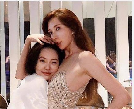 小s婚礼:小S给林志玲说演艺圈不重要，你怎么看