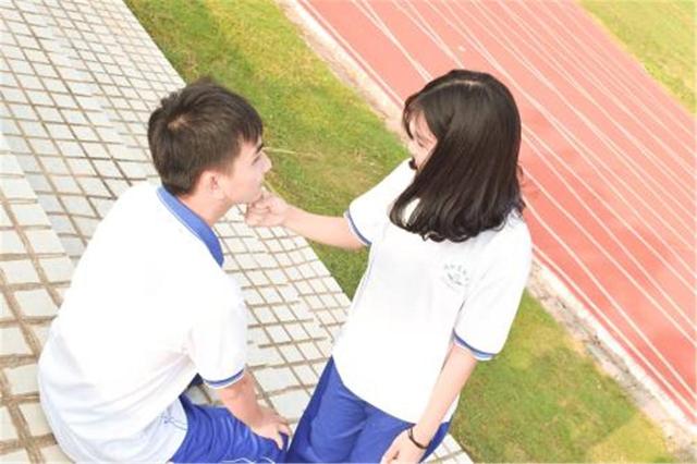 亲侄女初三学习超级好,市里前五十左右,我撞见她在学校门口接吻,我要不要告诉哥哥嫂子？