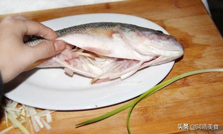 清蒸鱼这样做比酒店还鲜，做清蒸鱼，鲜嫩又不腥，有哪些技巧
