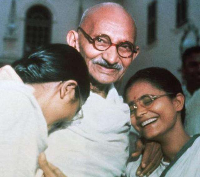 "尼赫鲁"与"甘地"是两个完全不同的姓氏,在印度传统文化中,这两个家族