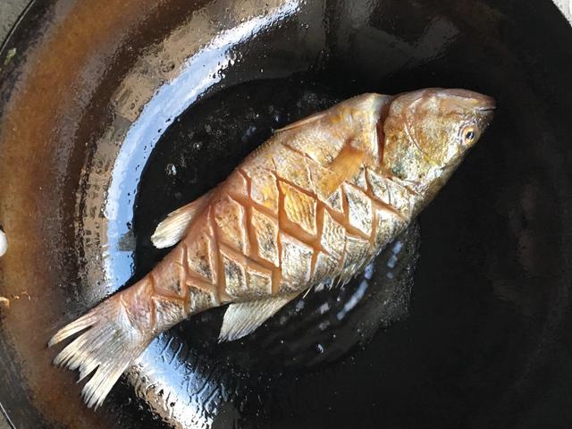 鱼怎么煎不粘锅不掉皮，如何煎鱼能够不破皮、不粘锅还没腥味？