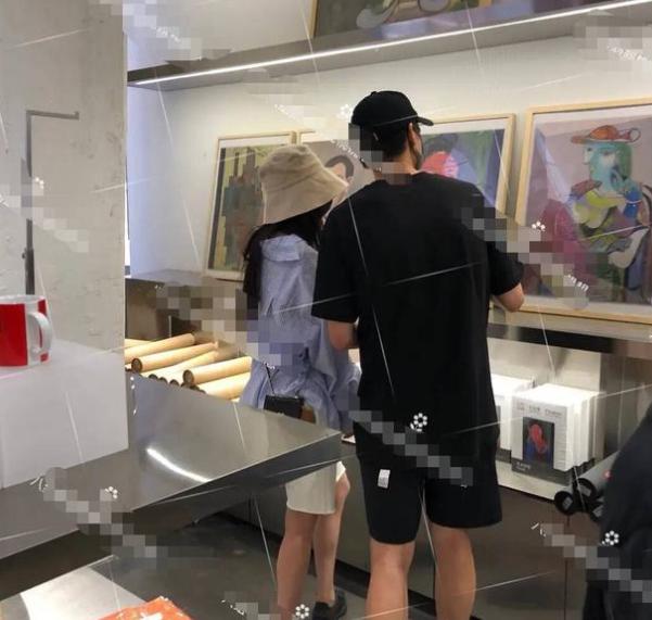 魏大勋粉丝脱粉:魏大勋和女性友人逛街，粉丝不悦要脱粉，明星交友需要交代吗？