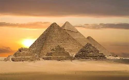 画金字塔怎么画，金字塔是怎么修建成这样宏伟壮观的当时的人们采取了什么方法