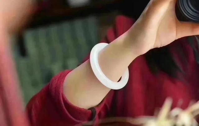 怎样识别玉镯的真假,真玉镯和假玉镯谁容易碎？该怎么分辨？