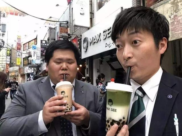 叶子楣图片:超喜欢吃奶茶里的珍珠，感觉很有嚼劲，请问珍珠是用什么做的
