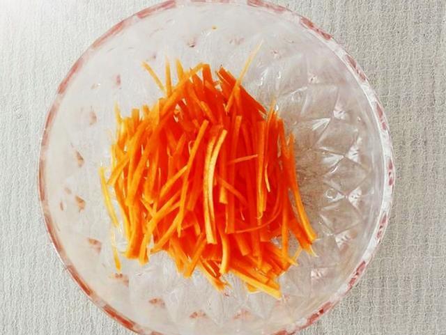 家常凉拌木耳的做法,凉拌木耳怎样做？放什么料？