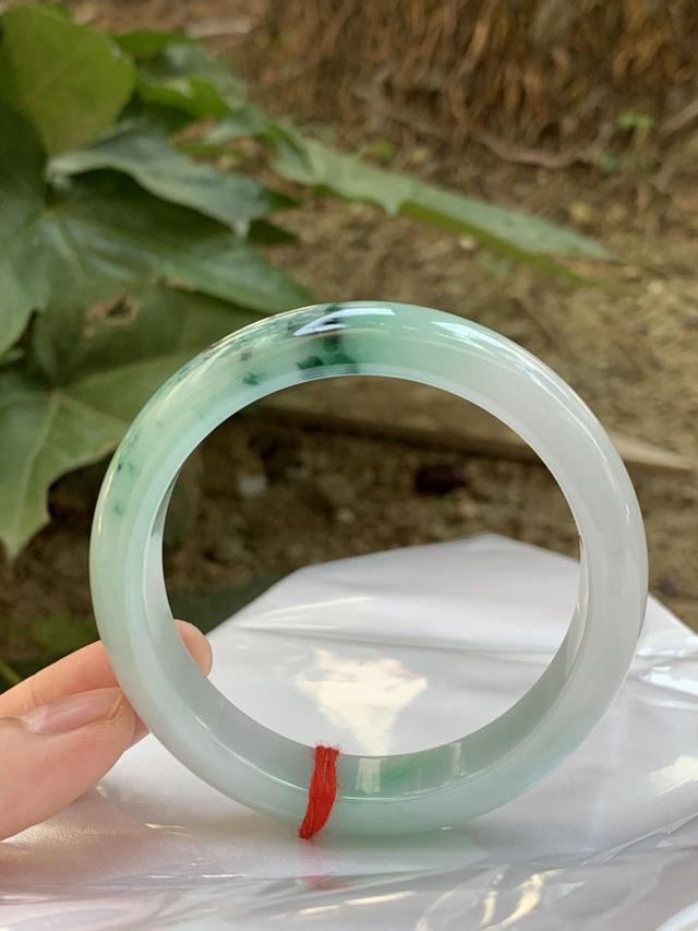 玉手镯a货是什么意思 ,麻烦懂玉的朋友帮我看看是不是a货？