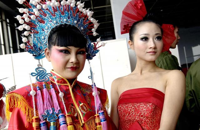 闹伴娘事件:闹洞房：广东佛山婚闹，伴娘被压床上猥亵，需要严惩吗？