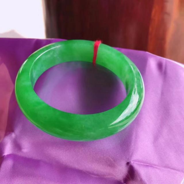 翡翠手镯估价,花同样的钱买翡翠，手镯和挂件哪个更保值？