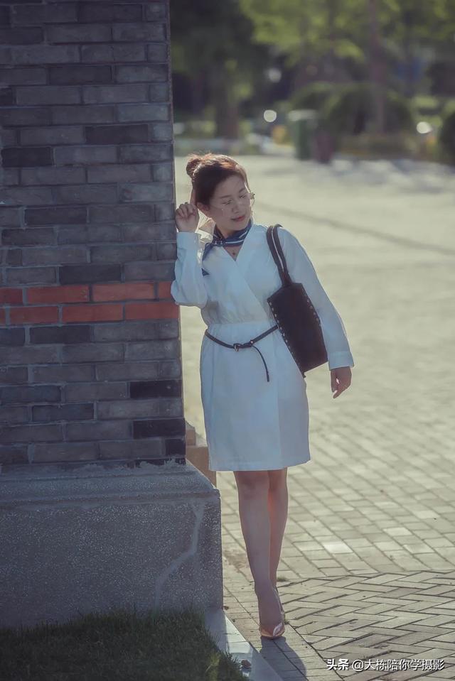 靠着墙的摄影全身照片怎么拍?