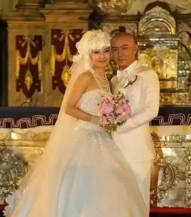 为什么张卫健和妻子结婚这么多年却没有孩子？他们是双收入没有孩子吗？
(图9)