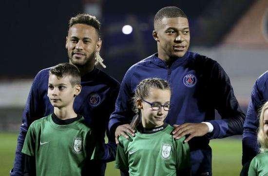 迄今为止，足球史上最难超越的十大巨星球员都有谁？插图136