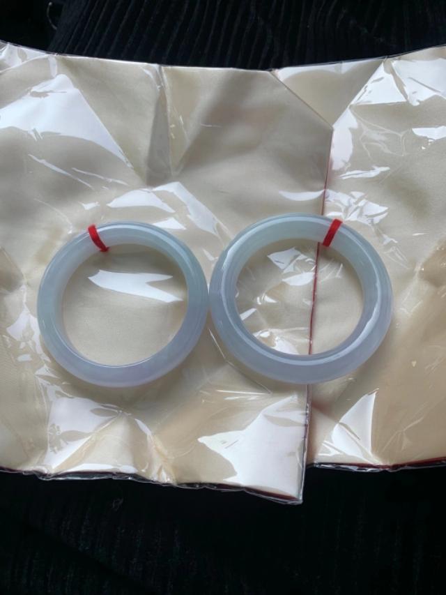 三万左右翡翠手镯图片,请各位专家帮忙看看这条手镯值五万吗？