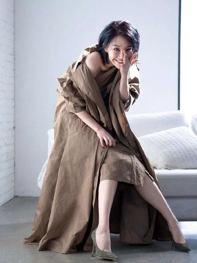 许晴张翰:48岁许晴撞上46岁俞飞鸿, 同样是一身黑色, 谁更好看？