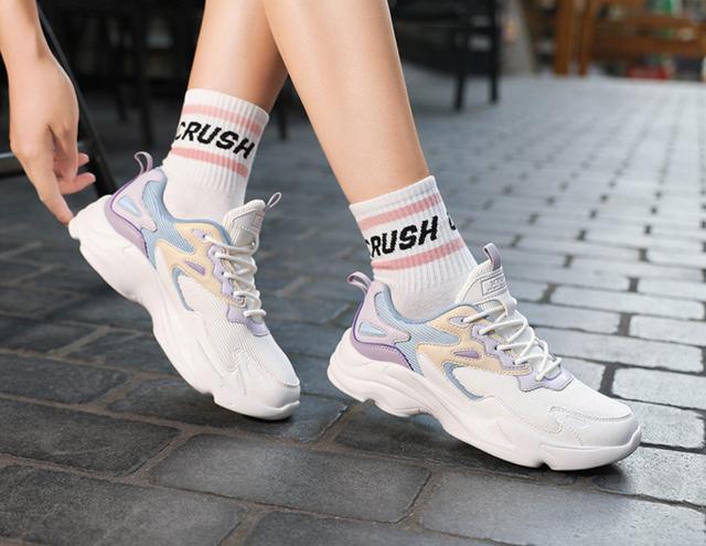 浅白色的裤子搭什么鞋子穿最好看?-百科网